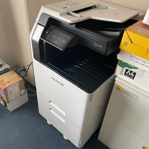 東京都港区／富士フイルム 複合機 Apeos C2561-2Tを導入いたしました！